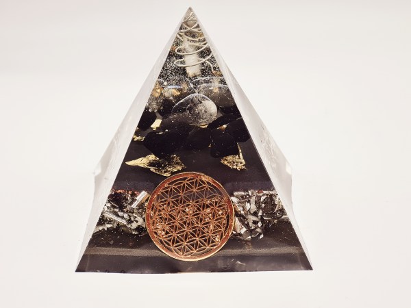 Orgonite pyramide tourmaline noire fleur de vie argentée